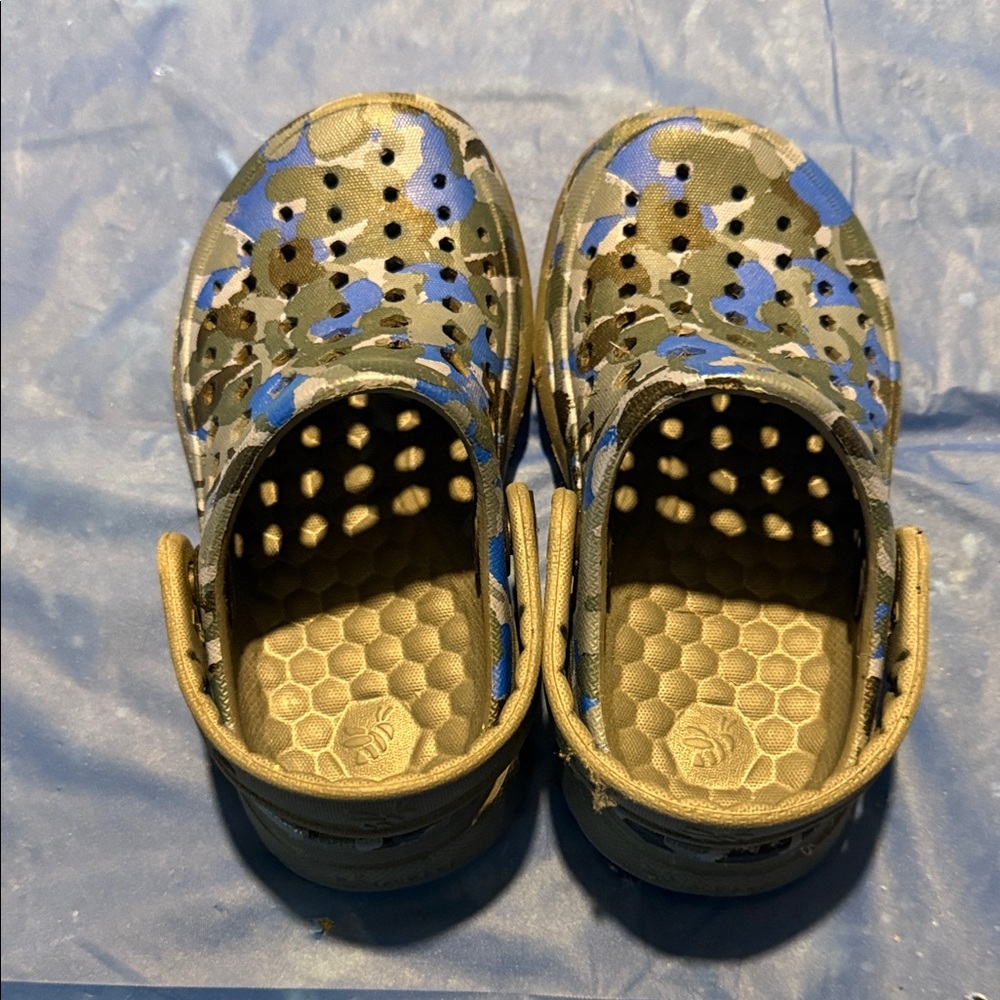 CROCS Kids Blue and Tan Camouflage Slippers
